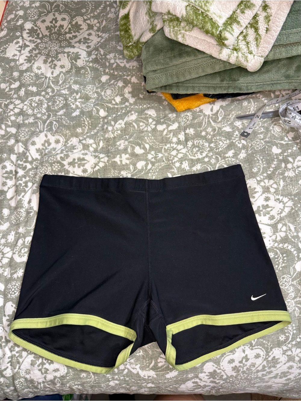 Vintage Nike Black & Green Women’s Large Compression Shorts